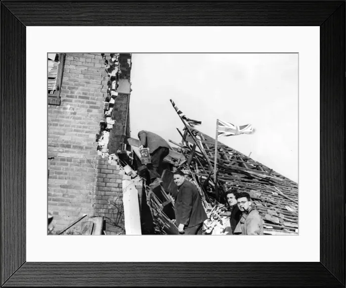Framed Print : Scenes in Hull, the most severely damaged British city or town during the Second World Framed Print : Scenes in Hull, the most severely damaged British city or town during the Second World