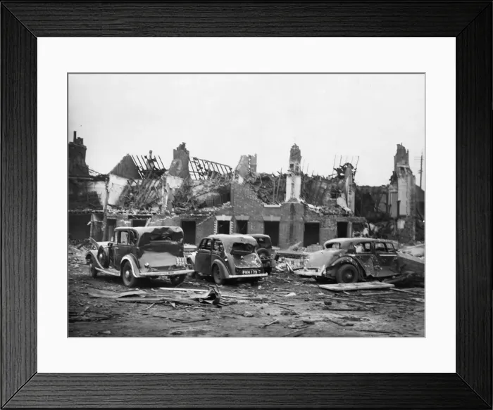 Framed Print : Scenes in Hull, the most severely damaged British city or town during the Second World Framed Print : Scenes in Hull, the most severely damaged British city or town during the Second World