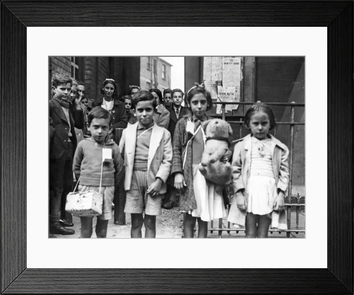 Framed Print : Evacuation to Wales. August 1940. Many thousands of people Framed Print : Evacuation to Wales. August 1940. Many thousands of people