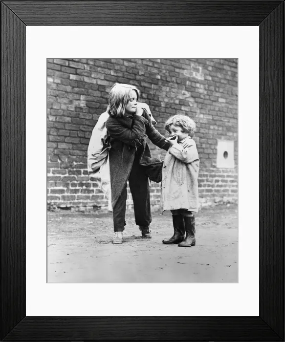 Framed Print : Hull - 19th July 1941. Two little girls pictured leaving the city of Hull Framed Print : Hull - 19th July 1941. Two little girls pictured leaving the city of Hull