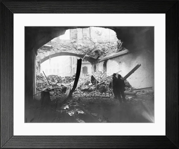 Framed Print : London Bridge Station. Picture shows the area that is the arches Framed Print : London Bridge Station. Picture shows the area that is the arches
