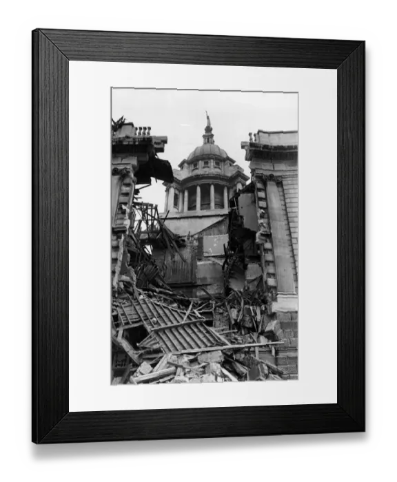 Framed Print : The Old Bailey, London, blitzed. 10th May 1941 Framed Print : The Old Bailey, London, blitzed. 10th May 1941