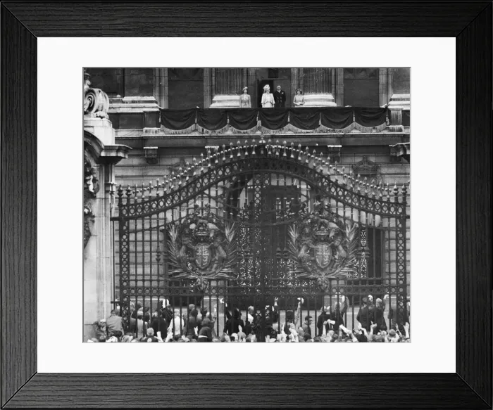 Framed Print : King George VI, Queen Elizabeth, flanked by Princess Elizabeth (far left Framed Print : King George VI, Queen Elizabeth, flanked by Princess Elizabeth (far left