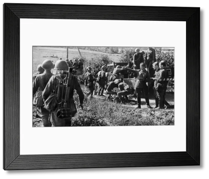 Framed Print : Scenes during the ongoing fierce fighting between the Soviet Red Army Framed Print : Scenes during the ongoing fierce fighting between the Soviet Red Army