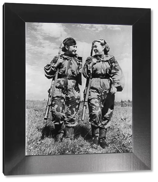 Volunteer women snipers of the Soviet Red Army R Skyrpnikova (right) and O