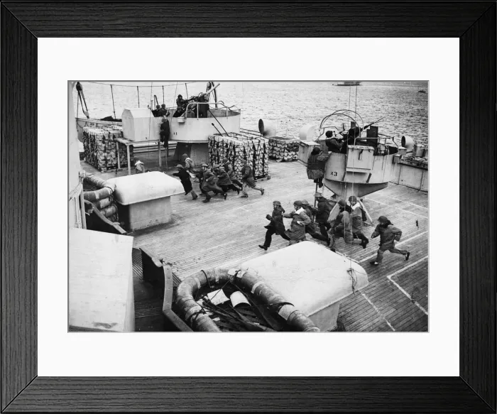Framed Print : British and American gunners on the Queen Mary during an exercise Framed Print : British and American gunners on the Queen Mary during an exercise