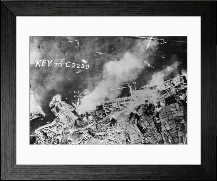 Framed Print : Heavy aircraft of RAF Bomber Command - Stirlings, Halifax