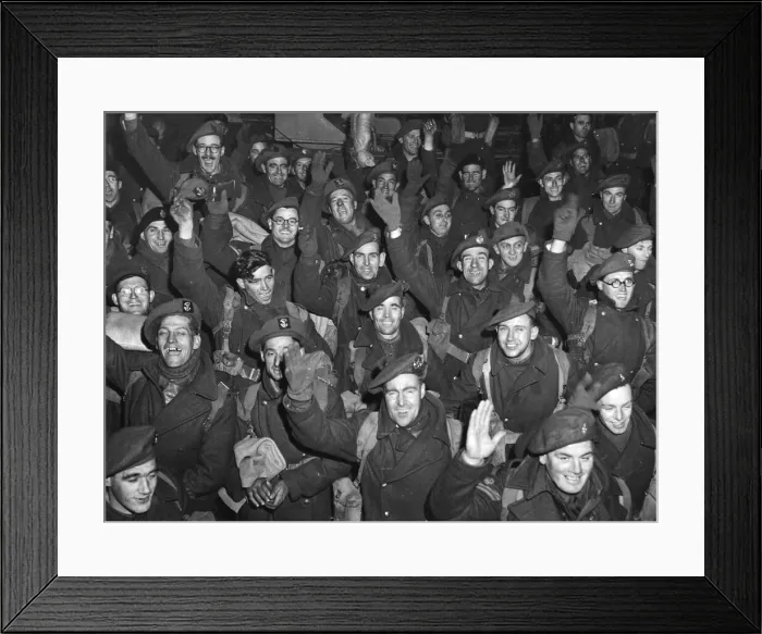 Framed Print : Home on leave from the war zones. Canadian troops arriving at a British port for a seven