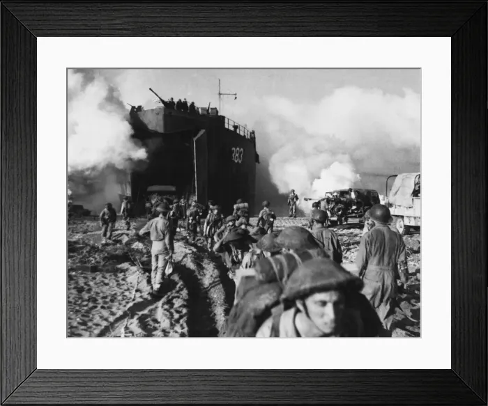 Framed Print : Fifth Army lands in Salerno Bay during Second World War. 23rd September 1943 Framed Print : Fifth Army lands in Salerno Bay during Second World War. 23rd September 1943