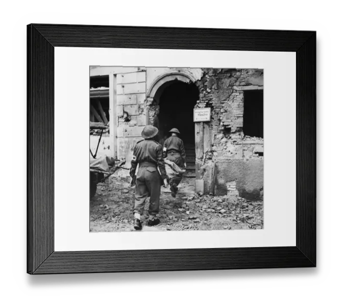 Framed Print : 8th Army mobile surgery. Major J. Swinney and Major J. H. Grace with a patient
