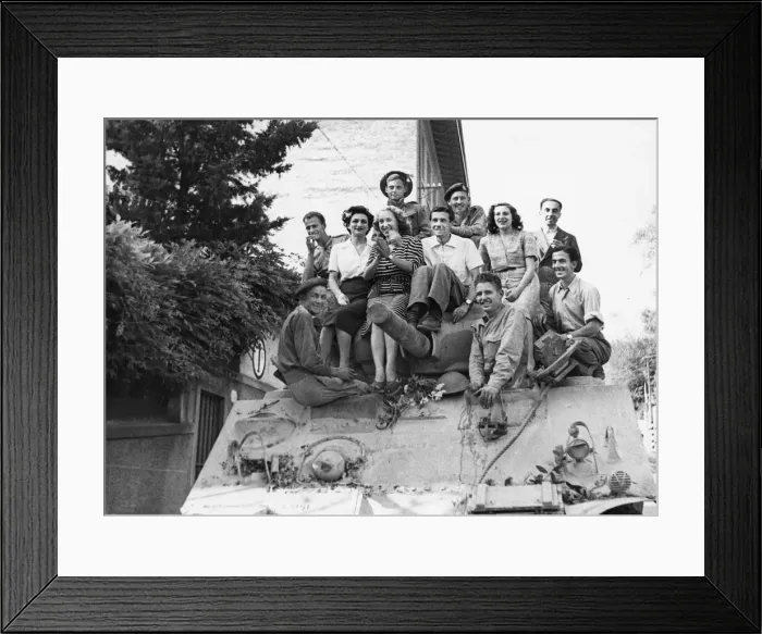 Framed Print : Eighth Armys entry into Florence. Scenes of enthusiasm as South Africans move into