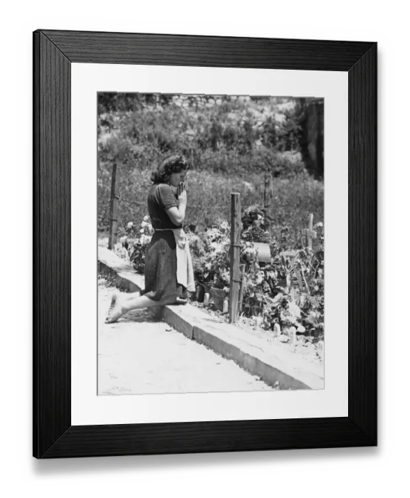 Framed Print : Girl mourns at a mass grave in Gubbio, Italy. 3rd August 1944
