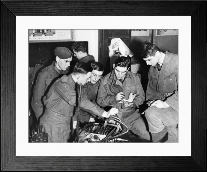 Framed Print : A new scheme has just been started by the Middlesex Army Cadet force to increase Framed Print : A new scheme has just been started by the Middlesex Army Cadet force to increase