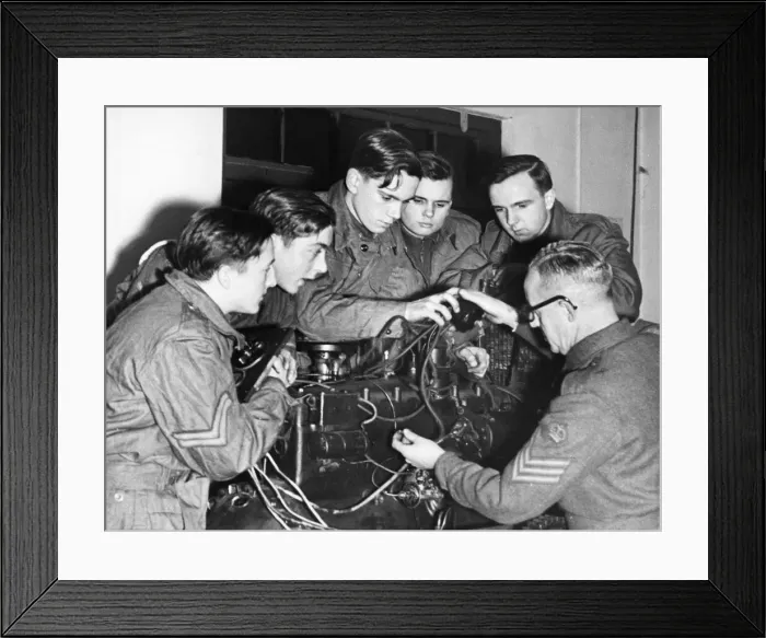 Framed Print : A new scheme has just been started by the Middlesex Army Cadet force to increase Framed Print : A new scheme has just been started by the Middlesex Army Cadet force to increase