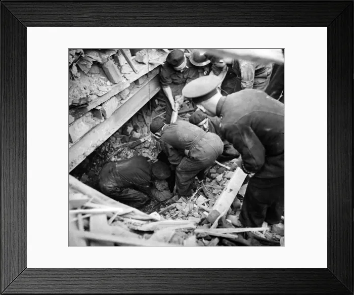 Framed Print : Damage caused to buildings in Shelton Street, Drury Lane, this evening at approximately 6