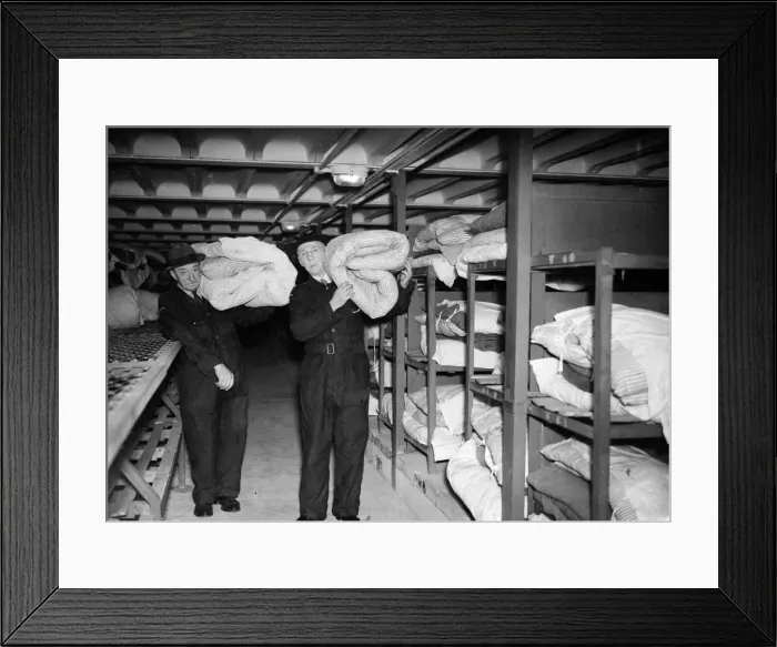 Framed Print : Deep shelter wardens transferring bedding in the first shelter to be opened tonight