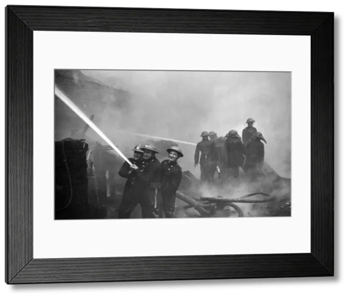 Framed Print : The Great Fire of London. Personnel amidst flame and smoke. 29th December 1940 Framed Print : The Great Fire of London. Personnel amidst flame and smoke. 29th December 1940