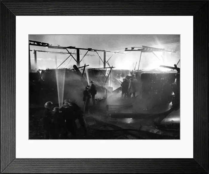 Framed Print : Scenes during the London blitz. 29th December 1940 Framed Print : Scenes during the London blitz. 29th December 1940