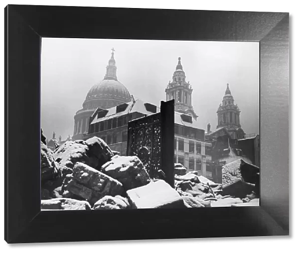 St Pauls Cathedral, still standing after the terrible London Blitz of December 1942