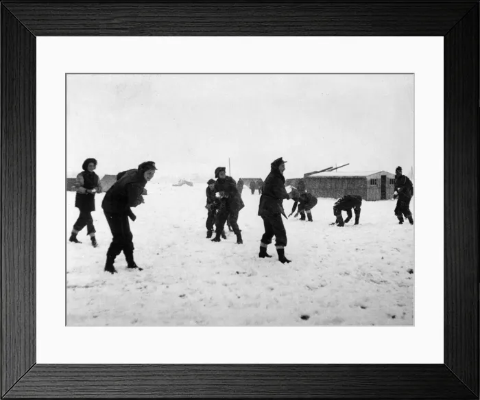 Framed Print : British Auxiliary Territorial Service women given the rank of gunner
