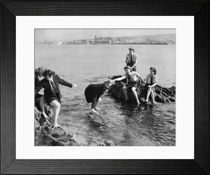 Framed Print : Service girls caught on the rocks in Plymouth, Devon. The US soldiers nearby Framed Print : Service girls caught on the rocks in Plymouth, Devon. The US soldiers nearby
