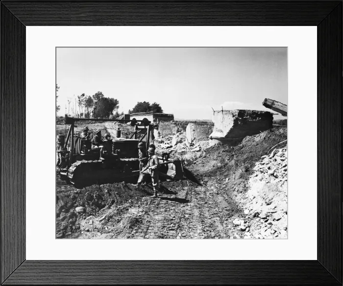 Framed Print : Soldiers digging with a digger during second World War. Circa 1940s Framed Print : Soldiers digging with a digger during second World War. Circa 1940s