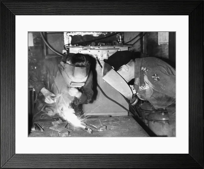 Framed Print : General Montgomery has spent a day visiting Ministry of supply factories to see war Framed Print : General Montgomery has spent a day visiting Ministry of supply factories to see war