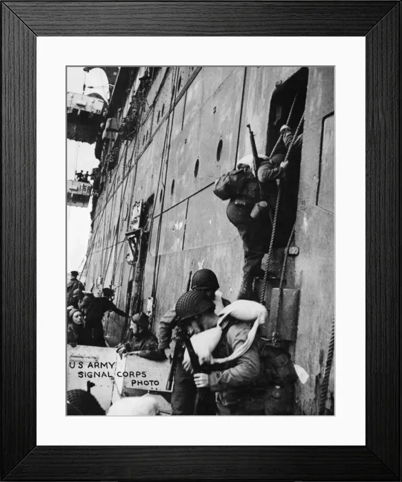 Framed Print : American troops embarking the largest troop ship bound for North Africa Framed Print : American troops embarking the largest troop ship bound for North Africa