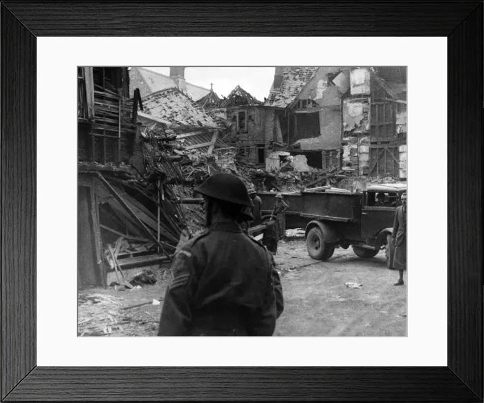 Framed Print : Aftermath of a Nazi raid in Dartmouth, Devon. 26th March 1943 Framed Print : Aftermath of a Nazi raid in Dartmouth, Devon. 26th March 1943