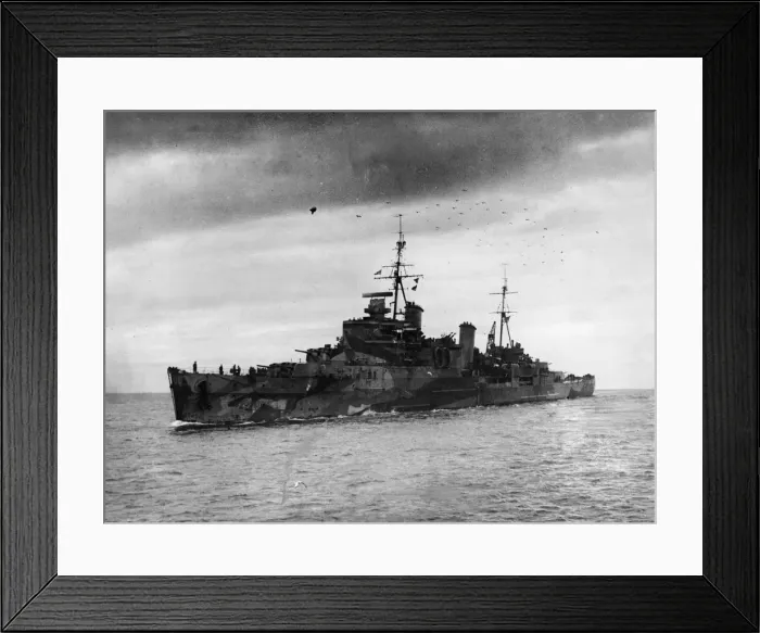 Framed Print : Battlecruiser HMS Sheffield entering harbour during the Second World War Framed Print : Battlecruiser HMS Sheffield entering harbour during the Second World War