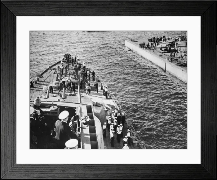 Framed Print : Battlecruiser HMS Sheffield welcomed home after returning from operations against Framed Print : Battlecruiser HMS Sheffield welcomed home after returning from operations against