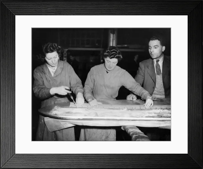Framed Print : War munition workers. Male and female. Picture taken 31st Framed Print : War munition workers. Male and female. Picture taken 31st