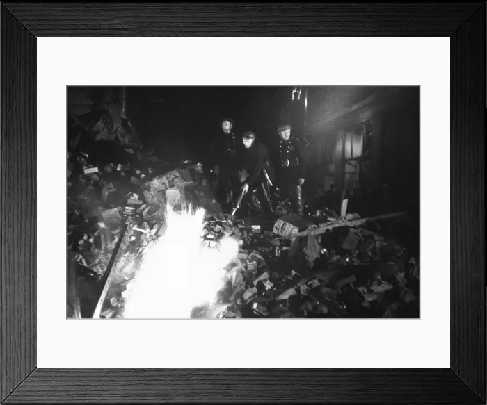 Framed Print : V2 Rocket strike on Duke Street during Second World War. 11th December 1944 Framed Print : V2 Rocket strike on Duke Street during Second World War. 11th December 1944
