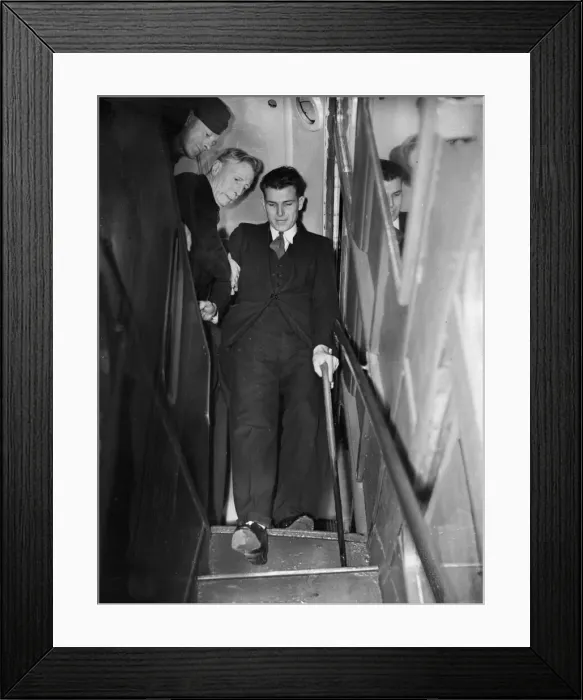 Framed Print : Serviceman injured in combat during the second World War, use a London bus Framed Print : Serviceman injured in combat during the second World War, use a London bus
