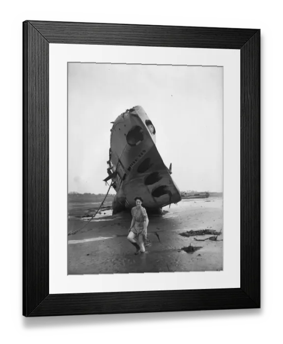 Framed Print : The HMS Thrasher Submarine aground in Falmouth Cornwall