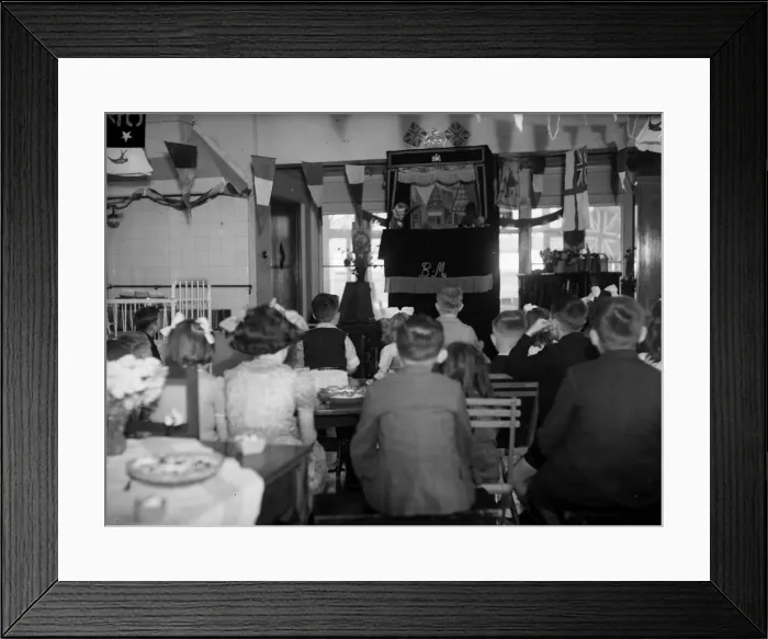 Framed Print : Picture shows a childrens party at King George Hospital, Ilford, East London Framed Print : Picture shows a childrens party at King George Hospital, Ilford, East London