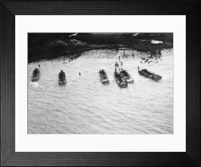 Framed Print : British and Indian troops landing on the banks of the Rangoon River during Second World Framed Print : British and Indian troops landing on the banks of the Rangoon River during Second World