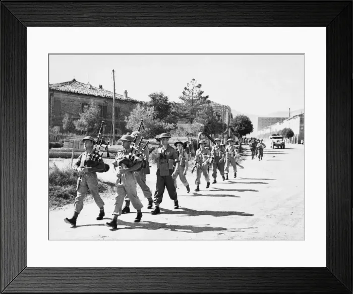 Framed Print : British troops launch Gothic line offensive. Pipers piping their comrades