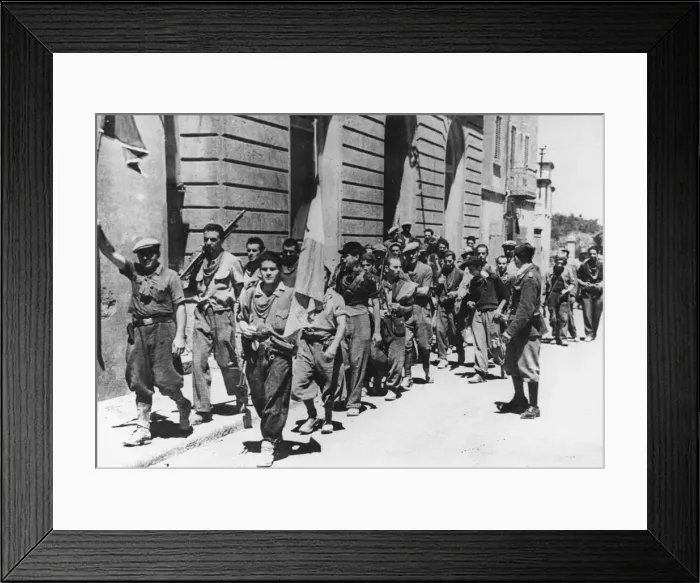 Framed Print : Italian partisans working with the Allied armies in Pomerance, Italy Framed Print : Italian partisans working with the Allied armies in Pomerance, Italy