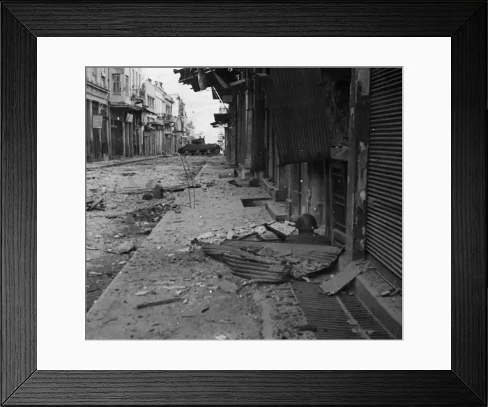 Framed Print : The task of the Greek police in Athens, who accompany the paratroopers on patrol