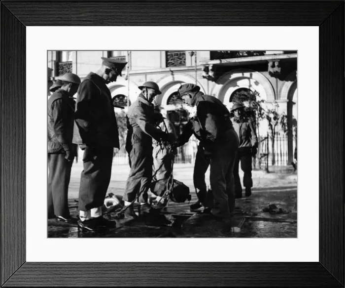 Framed Print : British troops remove dynamite from a sewer under the Hotel Grand Bretagne in Athens Framed Print : British troops remove dynamite from a sewer under the Hotel Grand Bretagne in Athens