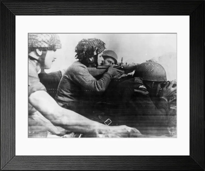 Framed Print : British paratroopers fighting near the Acropolis in Athens. Circa January 1945 Framed Print : British paratroopers fighting near the Acropolis in Athens. Circa January 1945