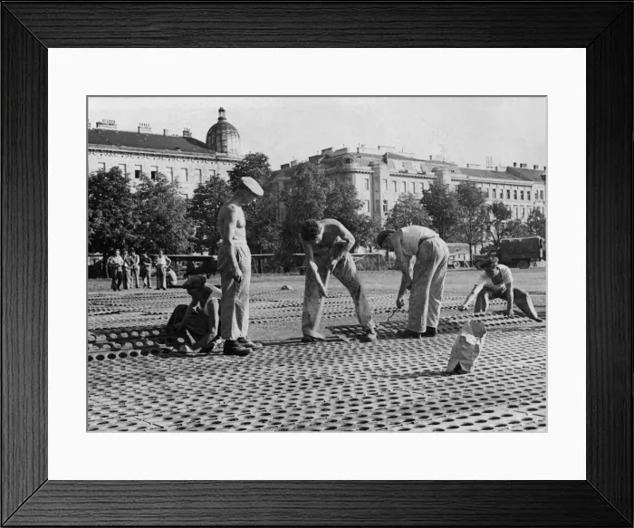 Framed Print : A few hundred yards from the Schonbrunn palace, British Headquarters in Vienna Framed Print : A few hundred yards from the Schonbrunn palace, British Headquarters in Vienna