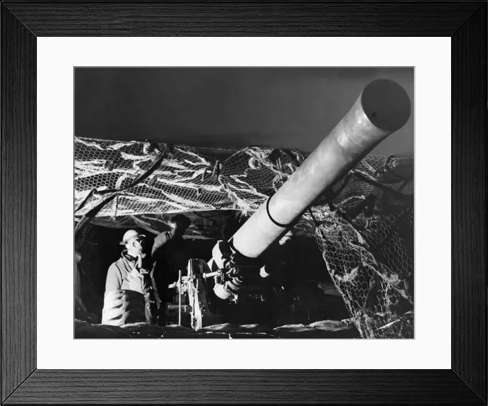 Framed Print : Night scenes on the British front in France, A gun crew of the British Expeditionary