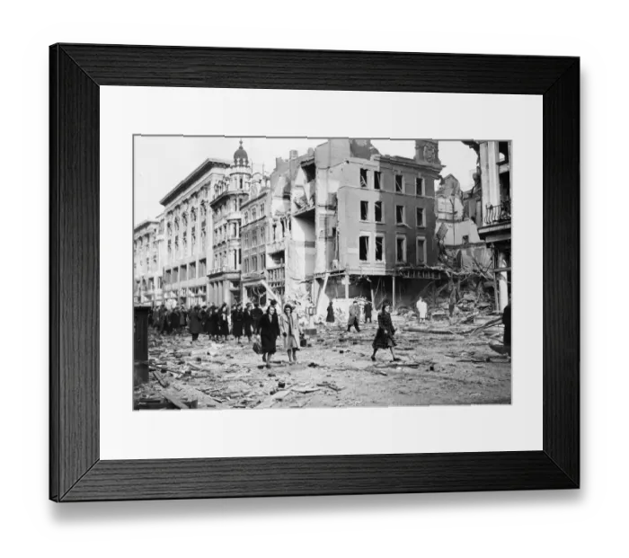 Framed Print : Marylebone, London, in circa April 1941. People make their way to work Framed Print : Marylebone, London, in circa April 1941. People make their way to work