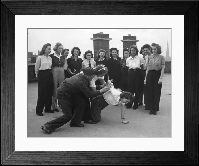 Framed Print : The London Savings Bank are now running a Womens Home Defence Unit