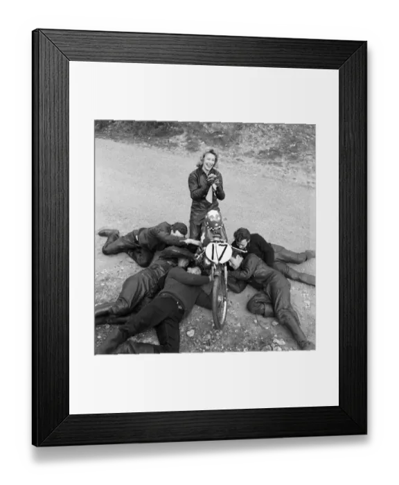 Framed Print : Fee £75 for online and £150 for print Beryl Swain