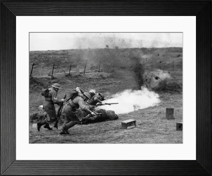 Framed Print : US troops visit a weapon training school in Britain. Pictured