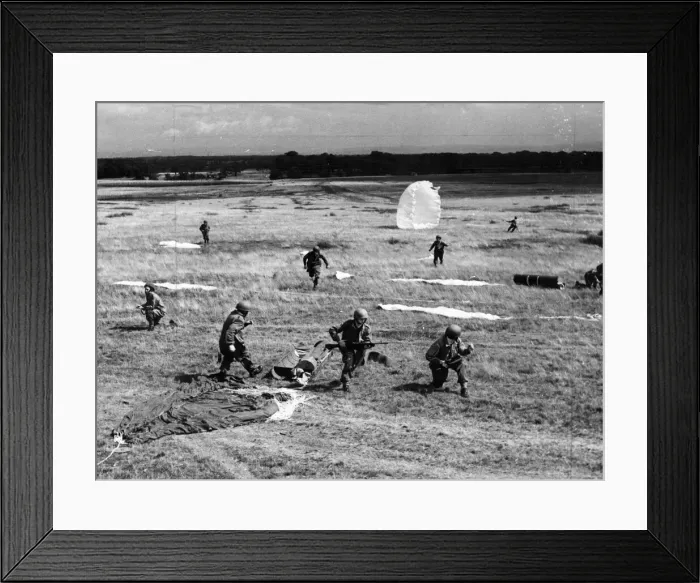 Framed Print : British paratroops in a training exercise. November 1942