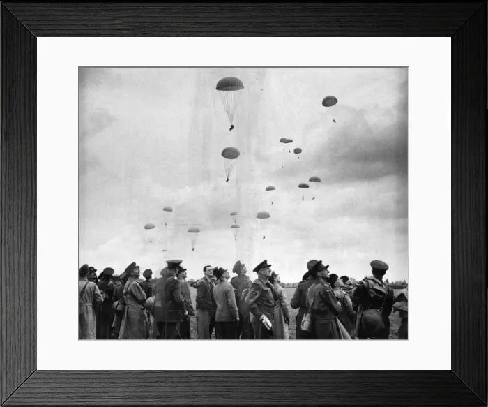 Framed Print : King George VI and Home Guard watch British Paratroopers during a demonstration